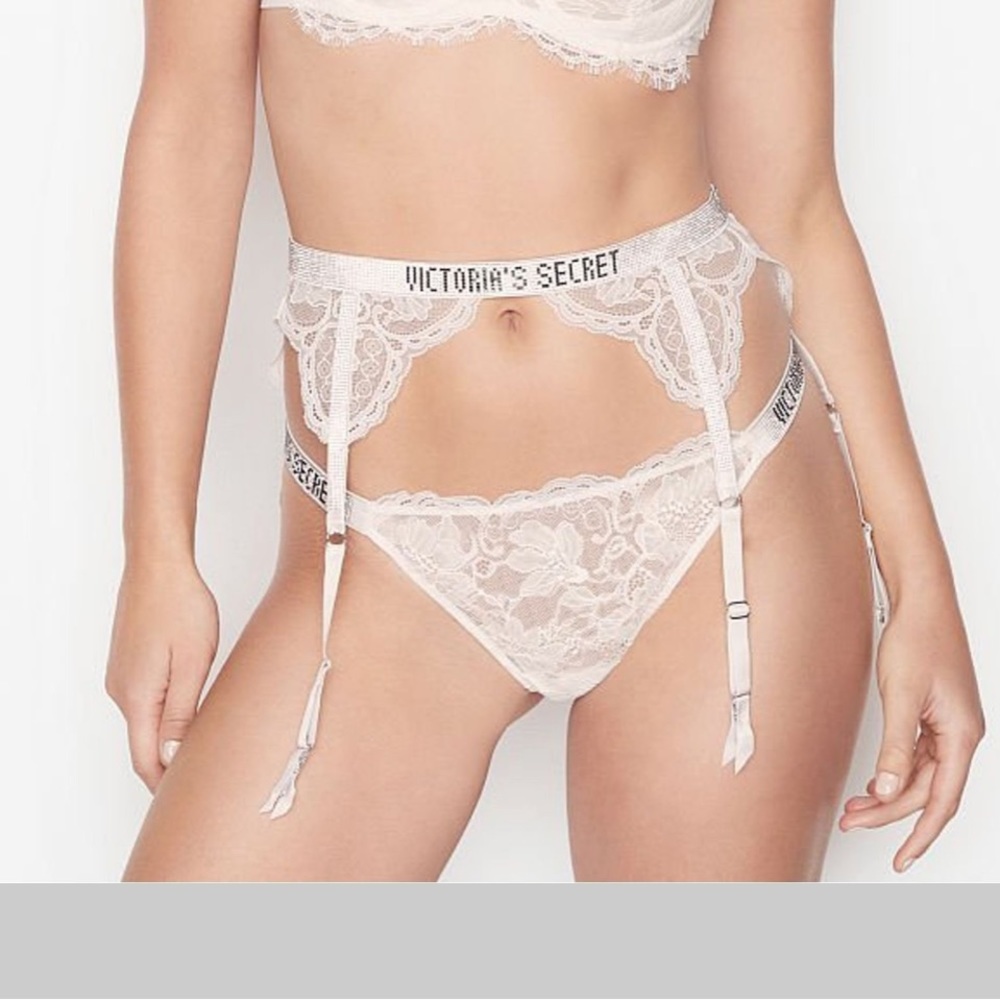 VICTORIA’S SECRET VERY SEXY
Shine Strap Lace Garter Belt in White